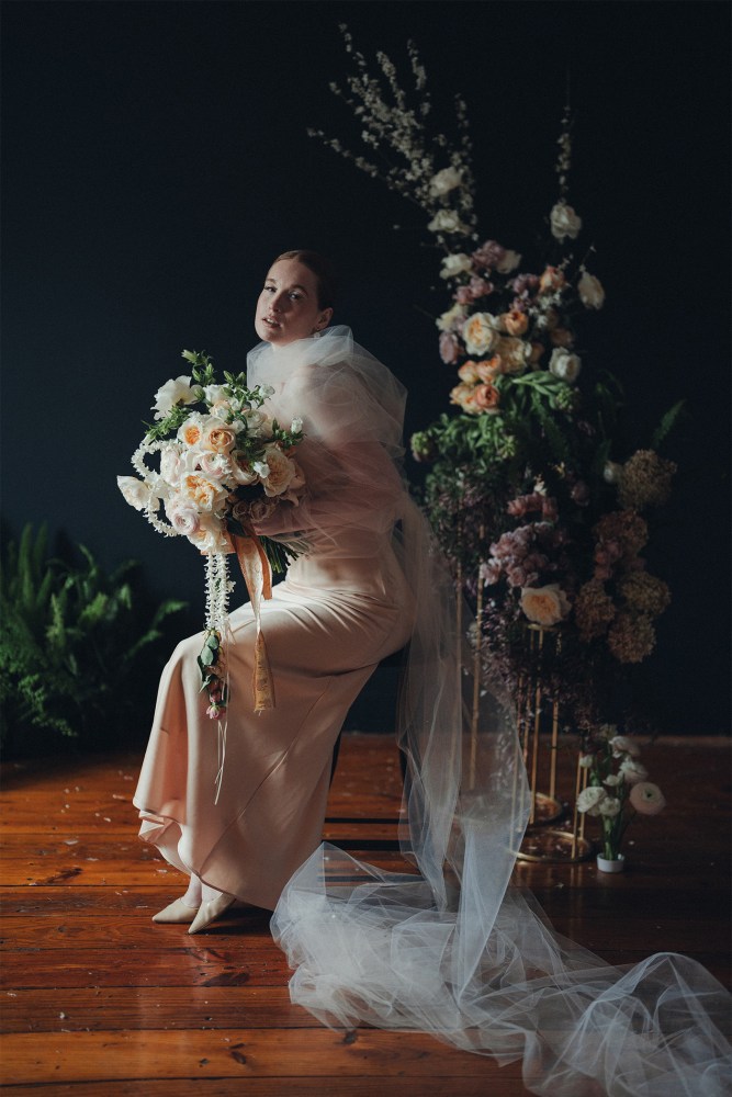 Main photo- bride with bouquet